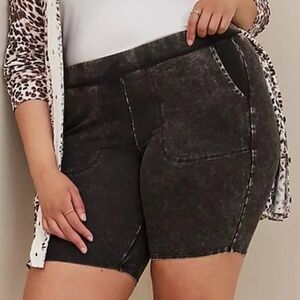 Torrid - Mineral Wash Black Pocket 9" Inseam Bike Short - 1X